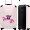 NoBoringSuitcases.com® Kinderkoffer - Handbagage Kinderen - Kitten - Skateboard - Roze - Meisjes - Kinderen - Trollet Op Wieltjes - Past Binnen 55x40x20 Cm En 55x35x25 Cm - Koffer Meisje -Goedkope Bagage Winkel 1000x1200