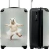 NoBoringSuitcases.com® Koffer - IJsbeer - Rok - Wit - Portret - Dieren - Trolley Op Wieltjes - Reiskoffer - Past Binnen 55x40x20 Cm En 55x35x25 Cm - Fotokoffer 1 NoBoringSuitcases.com® Koffer - IJsbeer - Rok - Wit - Portret - Dieren - Trolley Op Wieltjes - Reiskoffer - Past Binnen 55x40x20 Cm En 55x35x25 Cm - Fotokoffer -Goedkope Bagage Winkel 1000x1200 4
