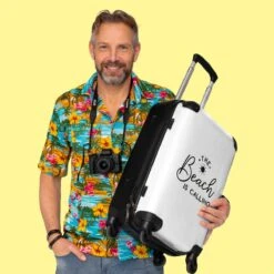 NoBoringSuitcases.com® Koffer Groot - Tekst - Strand - The Beach Is Calling - Zwart Wit - Vakantie - Trolley Koffer Met TSA-slot - Met Wielen - 90 Liter - Reiskoffer - 66 Cm -Goedkope Bagage Winkel 1200x1200 1220