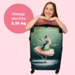 NoBoringSuitcases.com® Koffer Groot - Krokodil - Kroon - Goud - Ballet - Portret - Trolley Koffer Met TSA-slot - Met Wielen - 90 Liter - Reiskoffer - 66 Cm 11 NoBoringSuitcases.com® Koffer Groot - Krokodil - Kroon - Goud - Ballet - Portret - Trolley Koffer Met TSA-slot - Met Wielen - 90 Liter - Reiskoffer - 66 Cm -Goedkope Bagage Winkel 1200x1200 1623