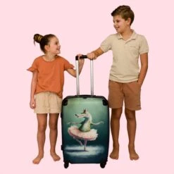 NoBoringSuitcases.com® Koffer Groot - Krokodil - Kroon - Goud - Ballet - Portret - Trolley Koffer Met TSA-slot - Met Wielen - 90 Liter - Reiskoffer - 66 Cm 16 NoBoringSuitcases.com® Koffer Groot - Krokodil - Kroon - Goud - Ballet - Portret - Trolley Koffer Met TSA-slot - Met Wielen - 90 Liter - Reiskoffer - 66 Cm -Goedkope Bagage Winkel 1200x1200 1628