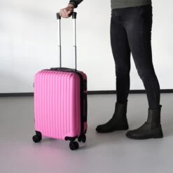 Handbagage Koffer 55cm Roze 4 Wielen Trolley Met Pin Slot -Goedkope Bagage Winkel 1200x1200 272