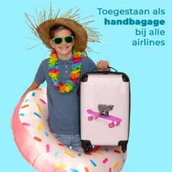 NoBoringSuitcases.com® Kinderkoffer - Handbagage Kinderen - Kitten - Skateboard - Roze - Meisjes - Kinderen - Trollet Op Wieltjes - Past Binnen 55x40x20 Cm En 55x35x25 Cm - Koffer Meisje -Goedkope Bagage Winkel 1200x1200 770