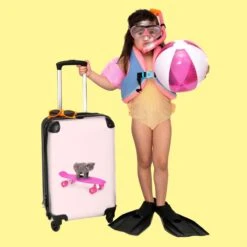 NoBoringSuitcases.com® Kinderkoffer - Handbagage Kinderen - Kitten - Skateboard - Roze - Meisjes - Kinderen - Trollet Op Wieltjes - Past Binnen 55x40x20 Cm En 55x35x25 Cm - Koffer Meisje -Goedkope Bagage Winkel 1200x1200 771