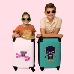 NoBoringSuitcases.com® Kinderkoffer - Handbagage Kinderen - Kitten - Skateboard - Roze - Meisjes - Kinderen - Trollet Op Wieltjes - Past Binnen 55x40x20 Cm En 55x35x25 Cm - Koffer Meisje -Goedkope Bagage Winkel 1200x1200 772