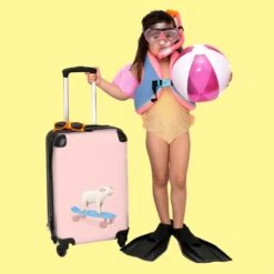 NoBoringSuitcases.com® Kinderkoffer - Trolley Kinderen - Varken - Roze - Skateboard - Kinderen - Meisje - Koffer Dieren - Past Binnen 55x40x20 Cm En 55x35x25 Cm - Reiskoffer Met Wielen -Goedkope Bagage Winkel 1200x1200 805