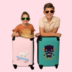 NoBoringSuitcases.com® Kinderkoffer - Trolley Kinderen - Varken - Roze - Skateboard - Kinderen - Meisje - Koffer Dieren - Past Binnen 55x40x20 Cm En 55x35x25 Cm - Reiskoffer Met Wielen -Goedkope Bagage Winkel 1200x1200 806