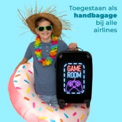 NoBoringSuitcases.com® Koffer - Trolley Op Wieltjes - Neon - Game Room - Tekst - Controller - Zwart - Reiskoffer - Past Binnen 55x40x20 Cm En 55x35x25 Cm - Koffertje - Trolley Handbagage -Goedkope Bagage Winkel 1200x1200 839