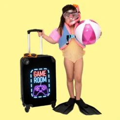NoBoringSuitcases.com® Koffer - Trolley Op Wieltjes - Neon - Game Room - Tekst - Controller - Zwart - Reiskoffer - Past Binnen 55x40x20 Cm En 55x35x25 Cm - Koffertje - Trolley Handbagage -Goedkope Bagage Winkel 1200x1200 840