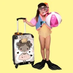 NoBoringSuitcases.com® Kinderkoffer - Trolley Op Wieltjes - Prinses - Hartjes - Kroon - Roze - Meisjes - Koffer Meisje - Past Binnen 55x40x20 Cm En 55x35x25 Cm - Reiskoffer - Fotokoffer -Goedkope Bagage Winkel 1200x1200 928