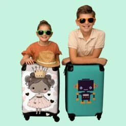 NoBoringSuitcases.com® Kinderkoffer - Trolley Op Wieltjes - Prinses - Hartjes - Kroon - Roze - Meisjes - Koffer Meisje - Past Binnen 55x40x20 Cm En 55x35x25 Cm - Reiskoffer - Fotokoffer -Goedkope Bagage Winkel 1200x1200 929