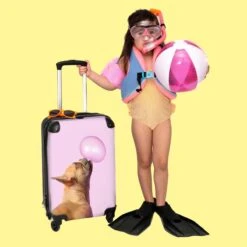 NoBoringSuitcases.com® Kinderkoffer - Hond - Dieren - Kauwgom - Roze - Kinderen - Trolley Kinderen - Past Binnen 55x40x20 Cm En 55x35x25 Cm - Reiskoffer Met Wielen - Koffertje -Goedkope Bagage Winkel 1200x1200 953