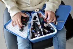 Trunki: TEEBEE Terrance Blauw - Kids Travel Toy Box, Bevat Een Leuk Activiteitenboekje, Kleurpotloden En Stickers, In Doos 15,5x18x18cm, 3+ -Goedkope Bagage Winkel 1200x800 42