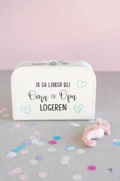 Merkloos ByMi |Koffertje Ik Ga Lekker Logeren Bij Opa En Oma| Aankondiging| Zwangerschap| Kraam Cadeau| Zwanger| Gepersonaliseerd -Goedkope Bagage Winkel 801x1200 13