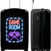 NoBoringSuitcases.com® Koffer - Trolley Op Wieltjes - Neon - Game Room - Tekst - Controller - Zwart - Reiskoffer - Past Binnen 55x40x20 Cm En 55x35x25 Cm - Koffertje - Trolley Handbagage 2 NoBoringSuitcases.com® Koffer - Trolley Op Wieltjes - Neon - Game Room - Tekst - Controller - Zwart - Reiskoffer - Past Binnen 55x40x20 Cm En 55x35x25 Cm - Koffertje - Trolley Handbagage -Goedkope Bagage Winkel 978x1200 3